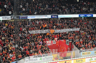 Supporters biennois et Zurichois ont montré leur soutien à l'entraîneur Antti Törmänen