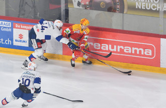 Toni Rajala tente d'échapper à Christian Marti