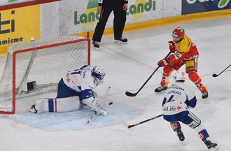 Fabio Hofer bute sur Simon Hrubec