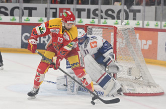 Luca Hischier devant Simon Hrubec
