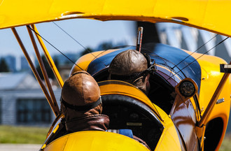 Le Bücker jaune piloté par Patrick