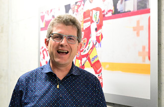Le maire de Bienne Erich Fehr, tout sourire au coup d'envoi