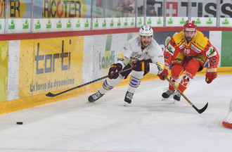Roger Karrer, buteur sur le 2-2, devance Beat Forster