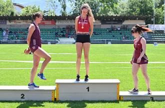 Fiona Ribeaud sur la plus haute marche du 100m, suivie de Marie Theurillat et Elodie Chèvre