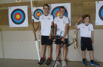 Des jeunes membres du club des Archers des Montagnes