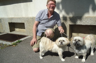 Le défi de Fred a été relevé, faire une photo d'animaux, Cheyenne &  Indian de race  Lhassa Apso 