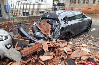 Des tuiles ont écrasé une voiture à La Chaux-de-Fonds