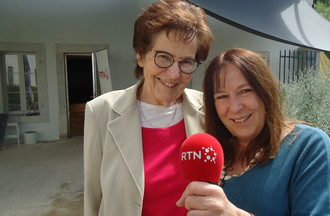 Françoise et sa maman Käthy, la gagnante du jeu des paroles une chanson