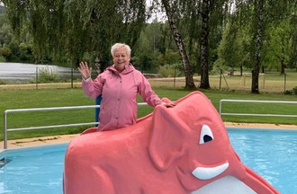 Et moi sur l'éléphant rose