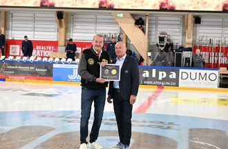 Le directeur de la National League Denis Vaucher a honoré le HC Ajoie du président Patrick Hauert pour son 50e anniversaire