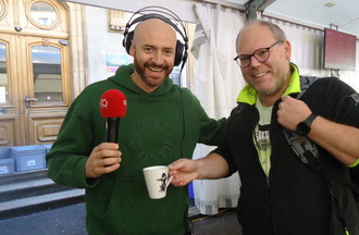 Alain a relevé notre défi en nous apportant une tasse de lait