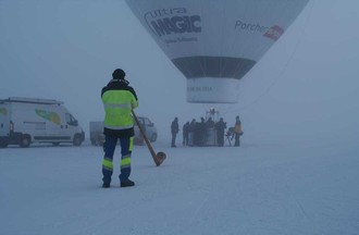 David jouant du cor des Alpes pour l'aérostier Pierrick Duvoisin
