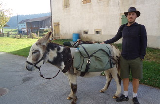 Julien le vaudois voyageant  avec ses ânes destination St-Imier 