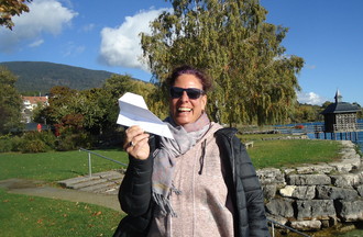 Sylvie qui a relevé le défi avec son avion en papier