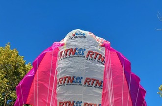 Photo de François Kopp le cerf-volant avec l'ancien logo de RTN