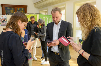 Le conseiller national réélu Fabien Fivaz au stamm des Verts.