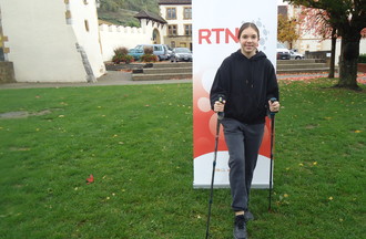 Alyzé qui a relevé notre défi en nous apportant des bâtons de marche