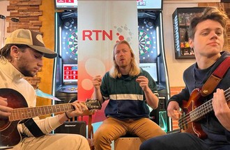 Christian à la guitare Gary le batteur et Lieven à la basse