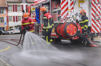  Des bénévoles se sont mobilisés un peu partout dans le canton de Neuchâtel pour le Téléthon. Ici au Landeron. (Photo : Bertrand Pfaff)