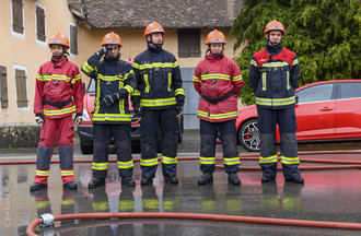  Des bénévoles se sont mobilisés un peu partout dans le canton de Neuchâtel pour le Téléthon. Ici au Landeron. (Photo : Bertrand Pfaff)