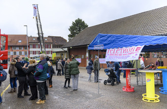  Des bénévoles se sont mobilisés un peu partout dans le canton de Neuchâtel pour le Téléthon. Ici au Landeron. (Photo : Bertrand Pfaff)