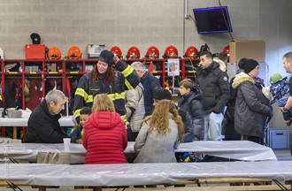 Des bénévoles se sont mobilisés un peu partout dans le canton de Neuchâtel pour le Téléthon. Ici au Landeron. (Photo : Bertrand Pfaff)