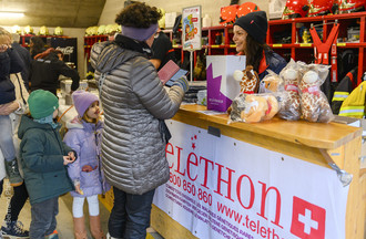  Des bénévoles se sont mobilisés un peu partout dans le canton de Neuchâtel pour le Téléthon. Ici au Landeron. (Photo : Bertrand Pfaff)