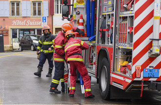  Des bénévoles se sont mobilisés un peu partout dans le canton de Neuchâtel pour le Téléthon. Ici au Landeron. (Photo : Bertrand Pfaff)
