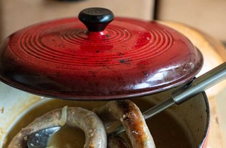 Saucisses à rôtir sauce à l'oignons réalisé par Héloïse