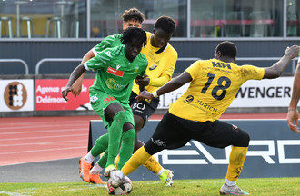 Daoud Touré arrache le ballon au buteur Saliou Thioune, sous le regard de Georges Gomis