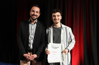 L'espoir masculin Mathieu Chèvre et le ministre jurassien des sports Martial Courtet