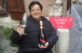 Evelyne qui a relevé notre défi en nous apportant une coupe de champagne