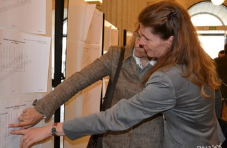 Christine Gaillard, nouvelle élue au Conseil communal neuchâtelois, prend connaissance des résultats. 