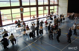 Les assistants de sécurité amènent les enveloppes de vote à La Rebatte à Chézard-St-Martin. 