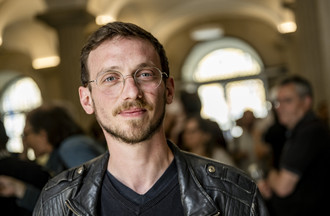 Gilles Crelier, candidat non élu sous la bannière « Oser l'inédit » pose lors du second tour de l'élection au Conseil communal de la ville de Neuchatel le dimanche 12 mai 2024 à Neuchatel. (KEYSTONE/Jean-Christophe Bott)