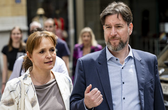 Violaine Blétry-de Montmollin (PLR) aux cotés de Didier Boillat (PLR), non réélu, lors du second tour de l'élection au Conseil communal de la ville de Neuchatel le dimanche 12 mai 2024 à Neuchatel. (KEYSTONE/Jean-Christophe Bott)