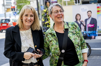Nicole Baur (Les Verts) et Johanna Lott Fischer (Les Verts) célèbrent la victoire lors du second tour de l'élections au Conseil communal de la ville de Neuchatel le dimanche 12 mai 2024 à Neuchatel. (KEYSTONE/Jean-Christophe Bott)