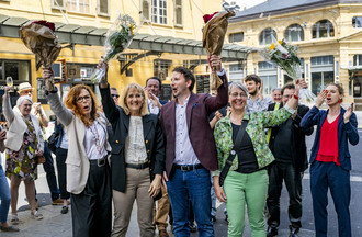 Julie Courcier Delafontaine (PS), Nicole Baur (Les Verts), Jonathan Gretillat (PS) et Johanna Lott Fischer (Les Verts), de gauche à droite, célèbrent la victoire lors du second tour de l'élection au Conseil communal de la ville de Neuchatel le dimanche 12 mai 2024 à Neuchatel. (KEYSTONE/Jean-Christophe Bott)