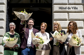 Les membres du nouveau Conseil communal avec, depuis la gauche, Johanna Lott Fischer (Les Verts), Jonathan Gretillat (PS), Violaine Blétry-de Montmollin (PLR), Nicole Baur (Les Verts) et Julie Courcier Delafontaine (PS) posent devant l'Hôtel de ville lors du second tour de l'élection au Conseil communal de la ville de Neuchatel le dimanche 12 mai 2024 à Neuchatel. (KEYSTONE/Jean-Christophe Bott)