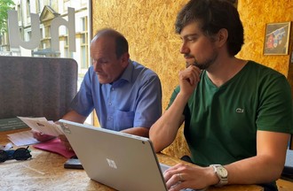 Mauro Moruzzi, conseiller communal non réélu, avec le président des Vert’libéraux neuchâtelois, Maxim Auchlin, ce dimanche 12 mai à Neuchâtel.
