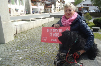 Christiane la gagnante du blind test avec son chien Gucci, un bichon havanais
