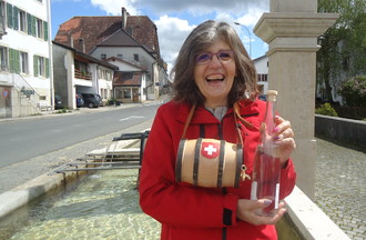 Ruth qui a relevé notre défi en apportant de l'eau-de-vie
