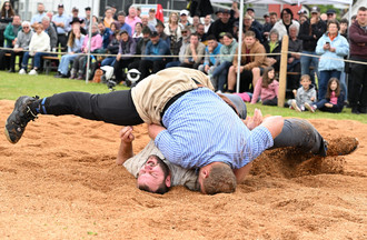 Romain Collaud (culotte claire) face à Steven Moser lors de la passe finale.  