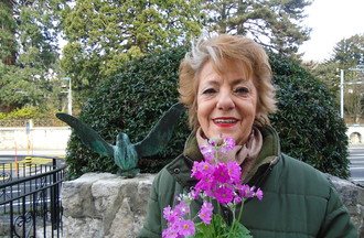 Yvette la gagnante du défi, elle nous a apporté de jolies fleurs