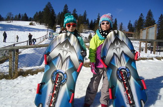 Delphine et Lucile avec leurs planches à neige