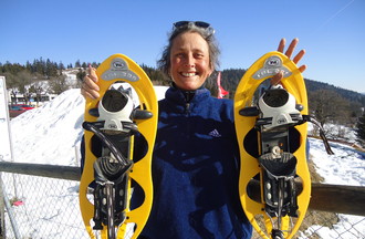Natacha qui a relevé le défi en nous apportant des raquettes à neige