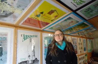 Diane passionnée d'affiches sur l'absinthe