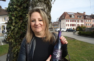 Sandra qui a relevé le défi en nous apportant une bouteille