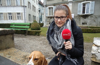 Saskia la participante du jeu: des paroles une chanson, avec son chien Summer