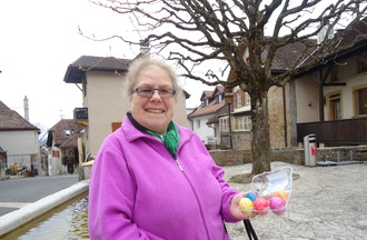 Eliane qui a relevé le défi en nous apportants des oeufs teints